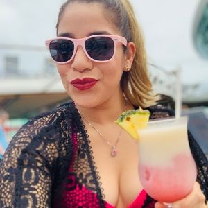 Meet your Posher, Carolina